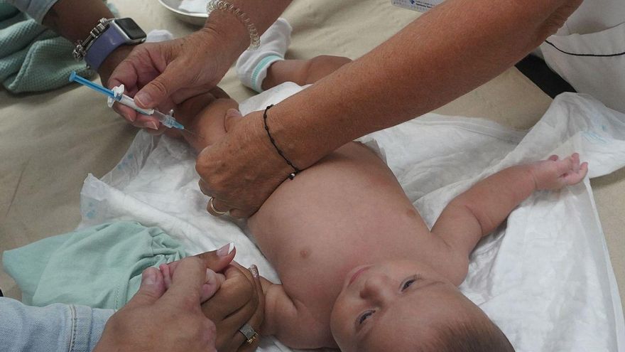 «Hem reduït a la meitat les urgències per bronquiolitis»: La cobertura vacunal puja al 90,8% a Catalunya