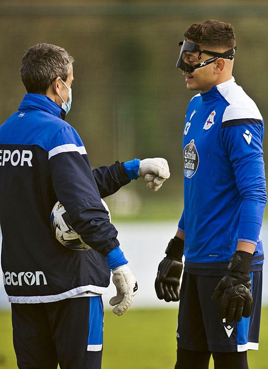 Lucho, a la derecha, junto al técnico Alberto Casal. |  // CASTELEIRO / ROLLER A.