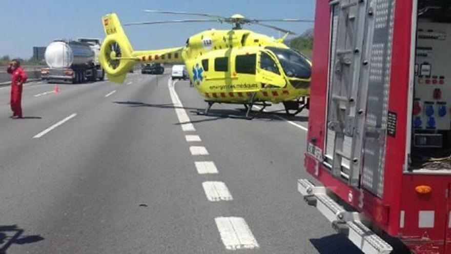 Un helicòpter del SEM i un vehicle dels Bombers, al lloc dels fets