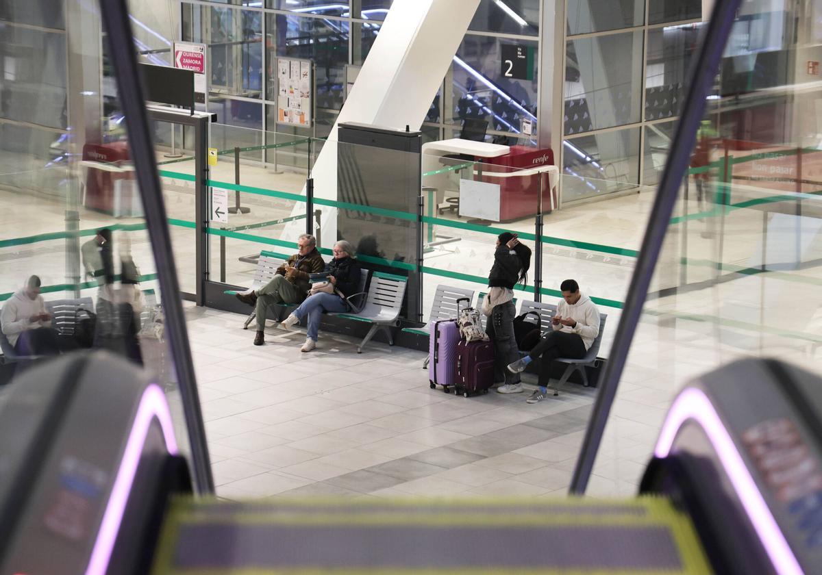 Vigo, Vialia. Vuelta de los viajeros a la estación después de 3 días sin trenes y antes de la huelga.