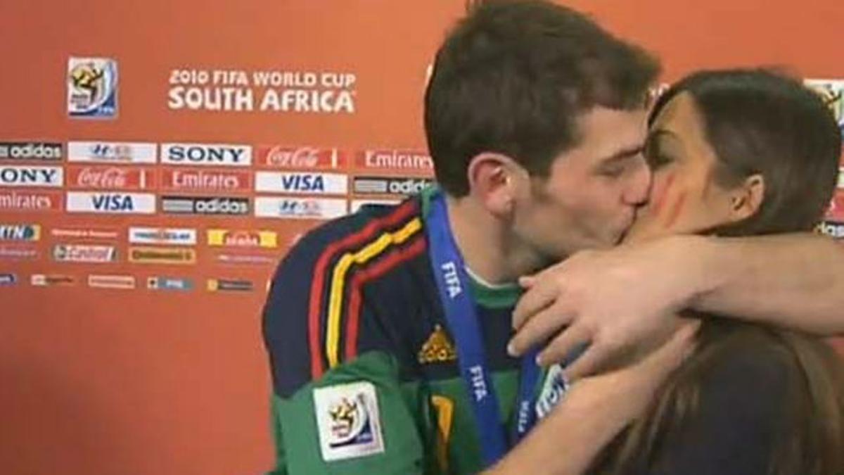 El beso que ya suena a pasado entre Casillas y Sara Carbonero