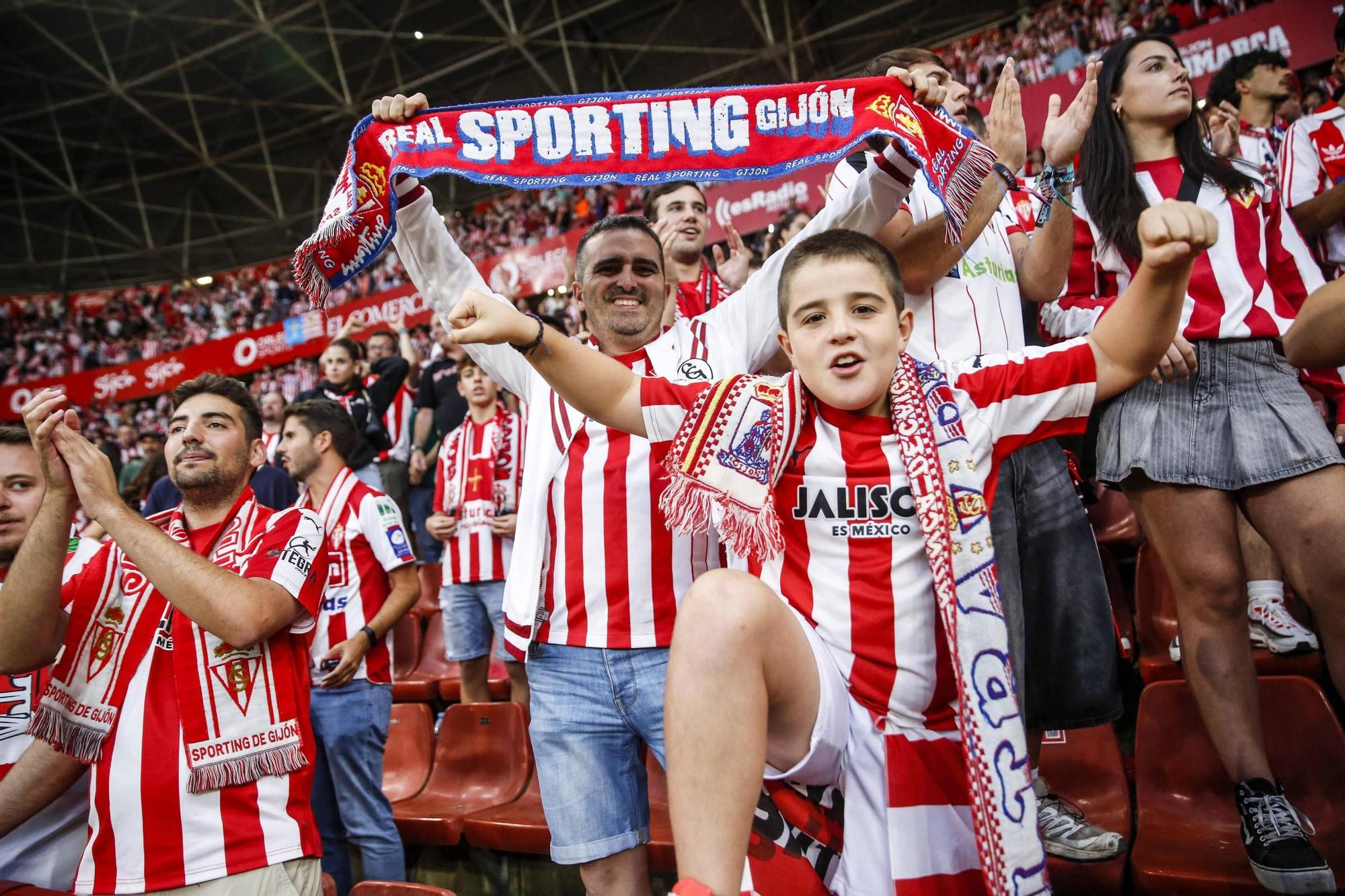 Ambiente en el Sporting-Oviedo: búscate en las imágenes de la afición