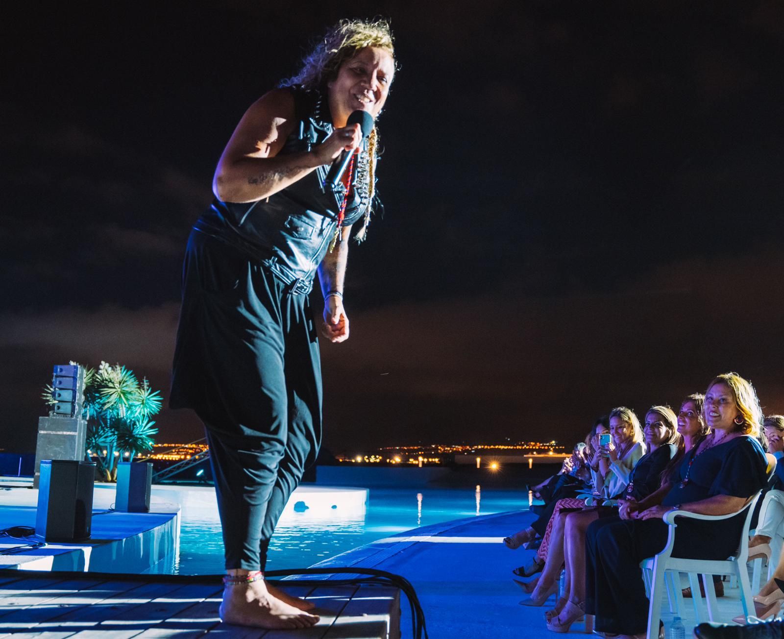 Rosana, durante su actuación en el Islote de la Fermina de Arrecife.