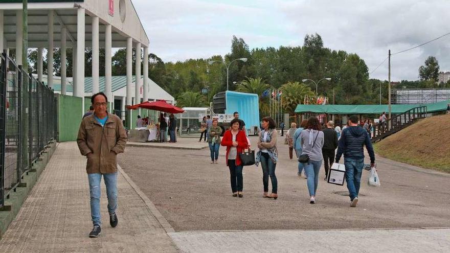 El alcalde admite que tal vez el recinto ferial ya no esté al nivel de los mueblistas locales. //Bernabé/Adrián Rei