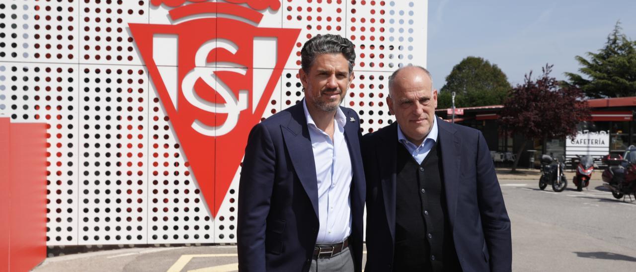 Por la izquierda, el presidente del Sporting, Alejandro Irarragorri, y Javier Tebas, en Mareo.