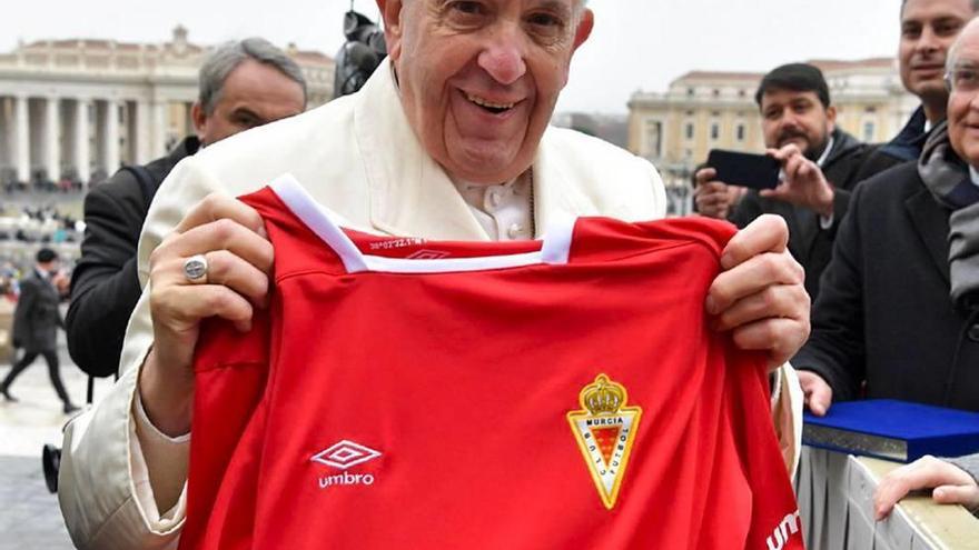 El Real Murcia pide ayuda divina al  Papa Francisco para regresar a Segunda