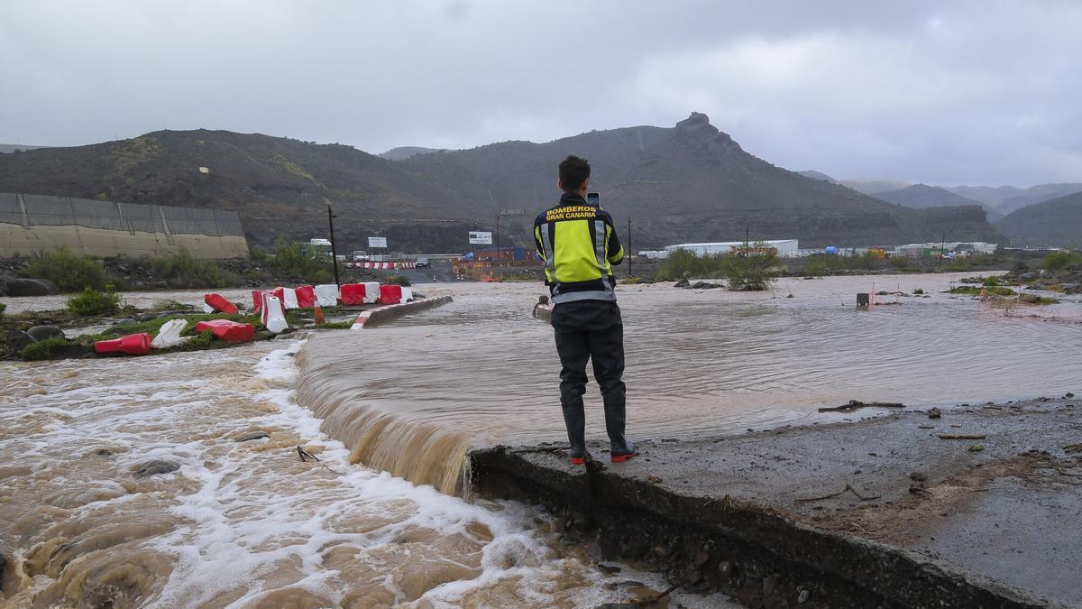 32 presas desbordadas y 20 carreteras cerradas