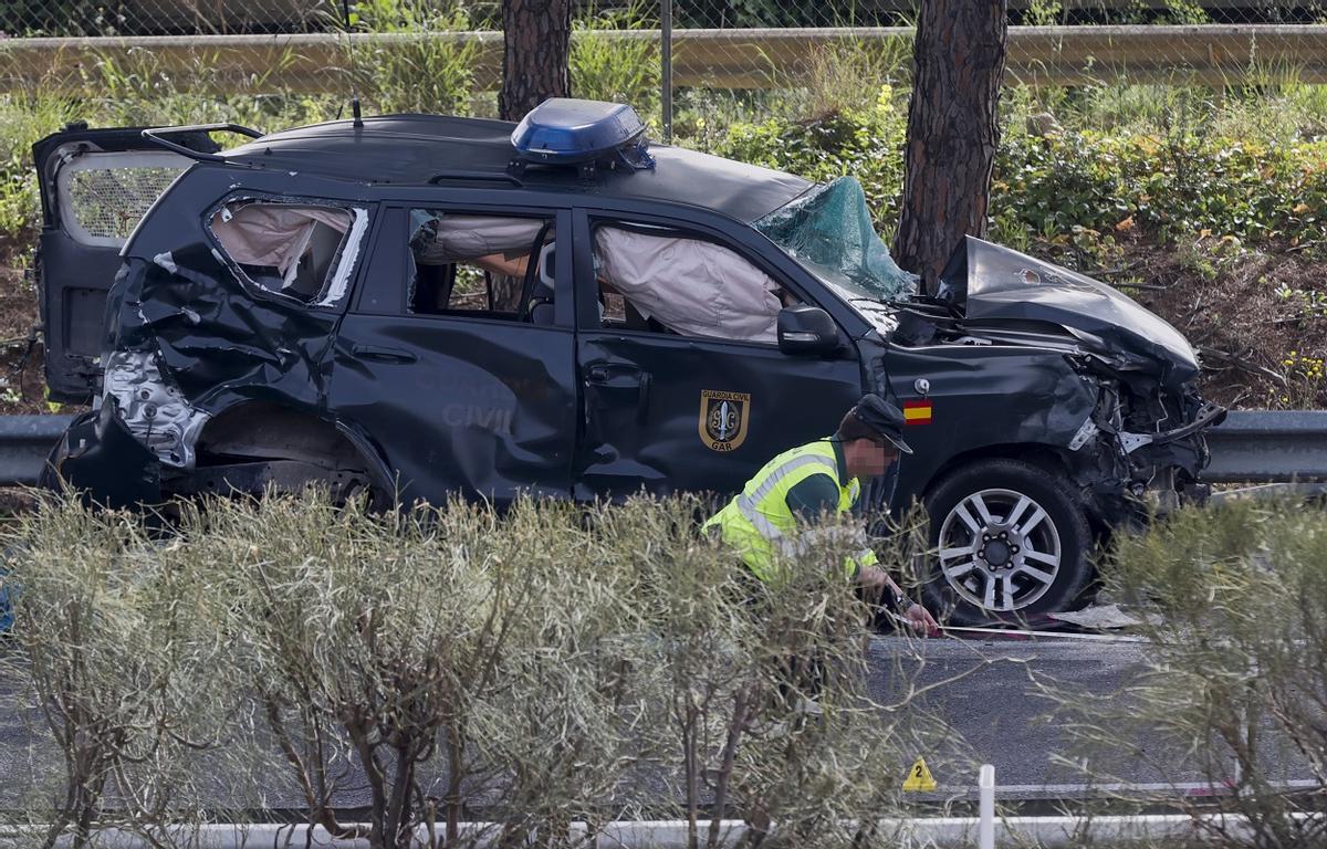 Uno de los vehículos de la Guardia Civil arrollados por un camión en el accidente de la AP-4 en Sevilla donde han muerto seis personas.