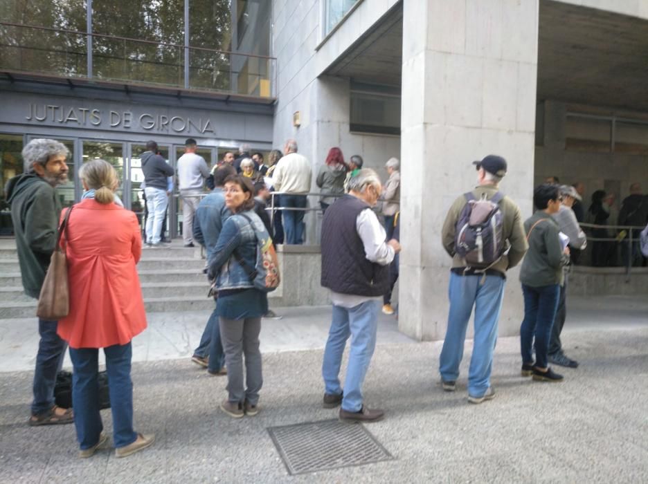 Tensió als jutjats de Girona quan més de 100 persones s'han volgut «autoinculpar»