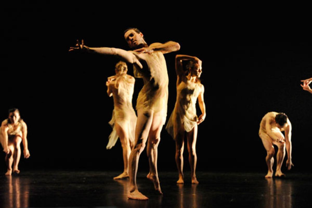 Una companyia de dansa actua durant la presentació de la setmana de la moda patrocinada per Mercedes-Benz a Nova York (Estats Units).