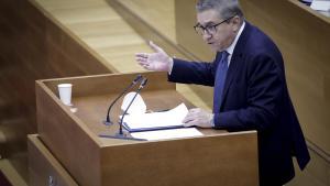 El nuevo conseller de Hacienda, José Antonio Rovira, comparece en las Corts, este jueves.