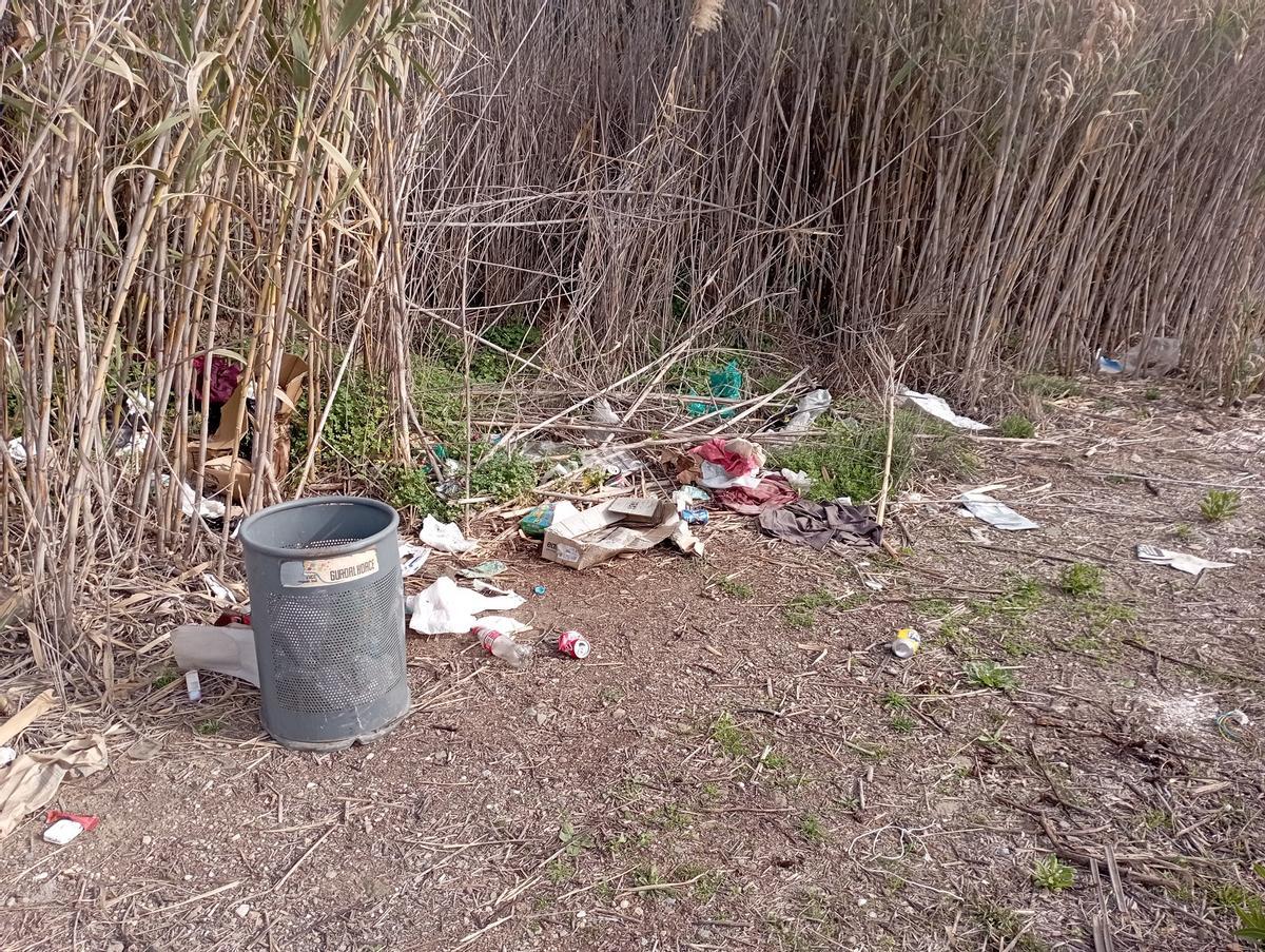 Restos de ropa y otras basuras junto al cañaveral de la Laguna de Los Prados.