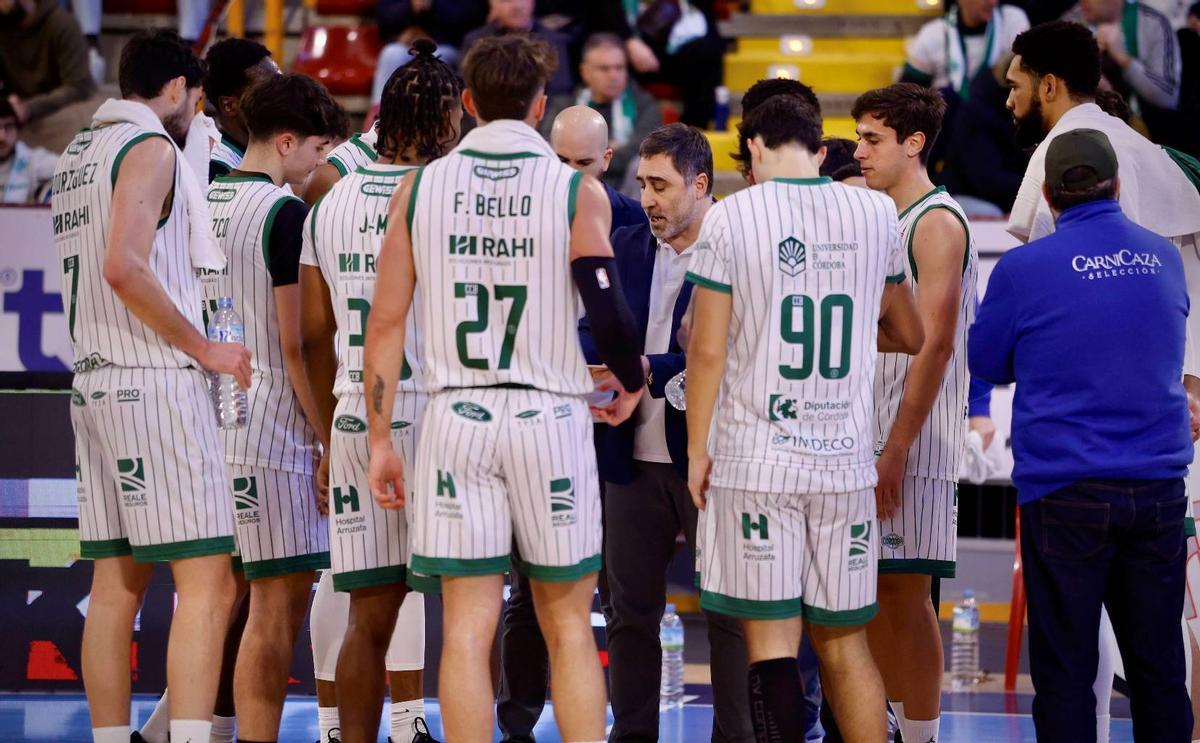 Gonzalo Rodríguez da instrucciones a sus jugadores en un encuentro de la presente temporada.