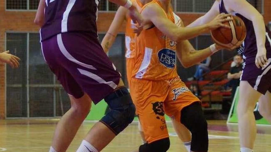 Marina Lizarazu, con el balón, en el partido jugado ayer.