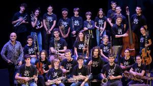 Joan Chamorro (izquierda) con los integrantes de esta orquesta juvenil.