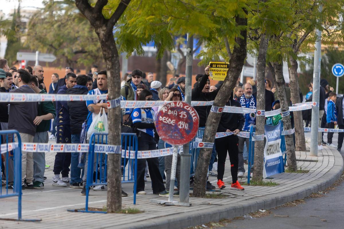 Cerca de 100 personas muestran su desacuerdo con la gestión del club tras la condena del presidente Carlos Parodi, hace dos semanas.
