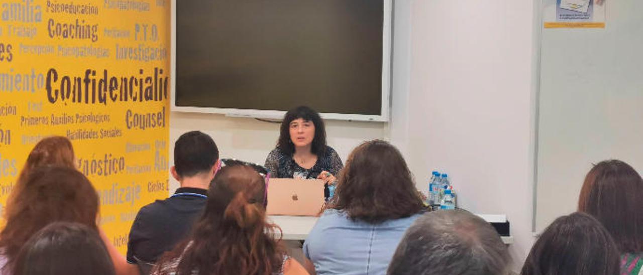 La especialista Cristina Cortés, ayer, en el Colegio Oficial de Psicología de Las Palmas, durante su intervención.