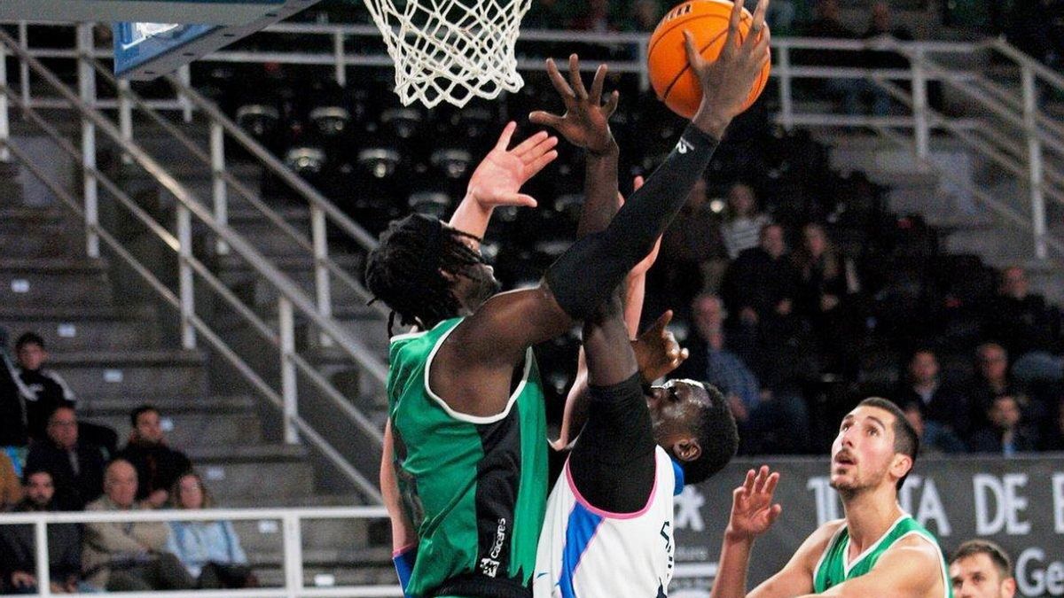 Ndiaye, a la derecha, intenta un lanzamiento.