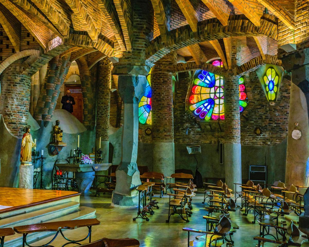 El interior de la cripta de la Colonia Güell (Santa Coloma de Cervelló)