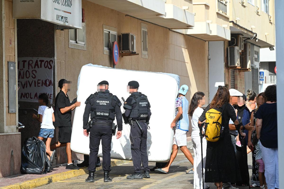 Así ha sido el desalojo del Hotel Sole Bello de La Mata