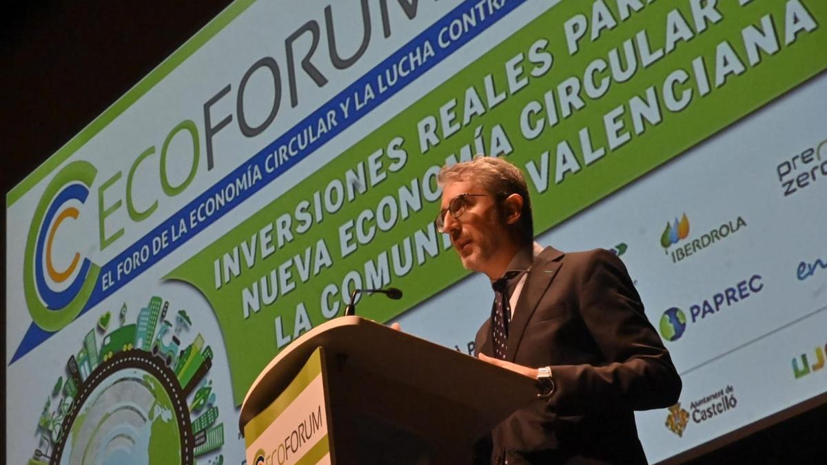 El conseller de Hacienda, Arcadi ESpaña, durante su intervención en el Ecoforum