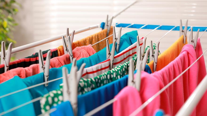 Adiós a la secadora: el truco para secar la ropa dentro de casa con solo una toalla en la plancha