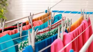 Adiós a la secadora: el truco para secar la ropa dentro de casa con solo una toalla en la plancha