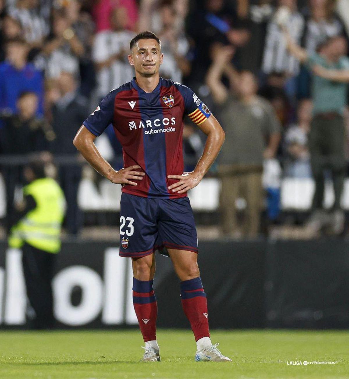 Pablo Martínez se lamenta durante el CD Castellón - Levante UD