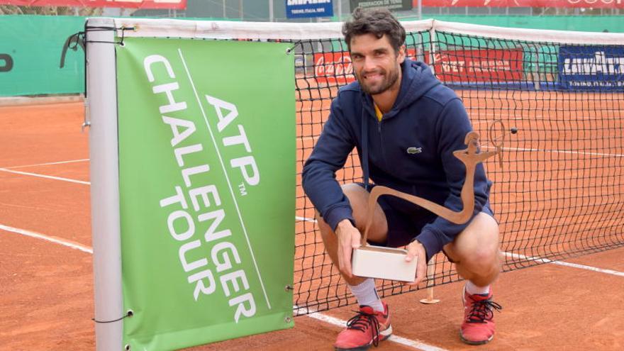 Pablo Andújar posa con el trofeo de campeón del Ferrero Challenger Open en Villena
