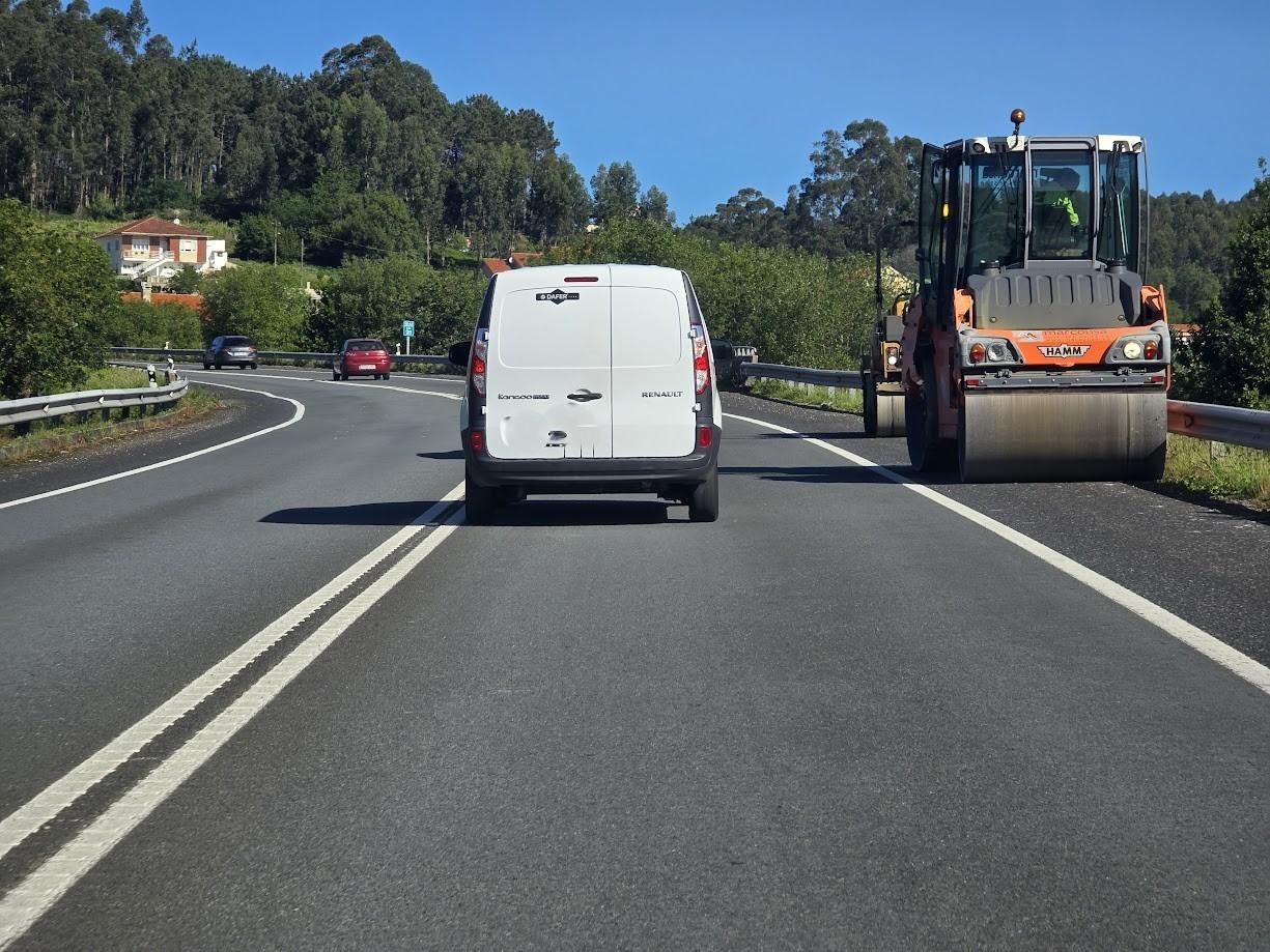 Las obras de "parcheado" en la vía rápida de Sanxenxo, entre la Autovía do Salnés y A Lanzada, están provocando importantes trastornos.