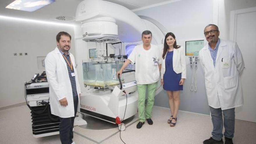 Sanchis y Montón, ante el nuevo acelerador lineal instalado en el Hospital Provincial.