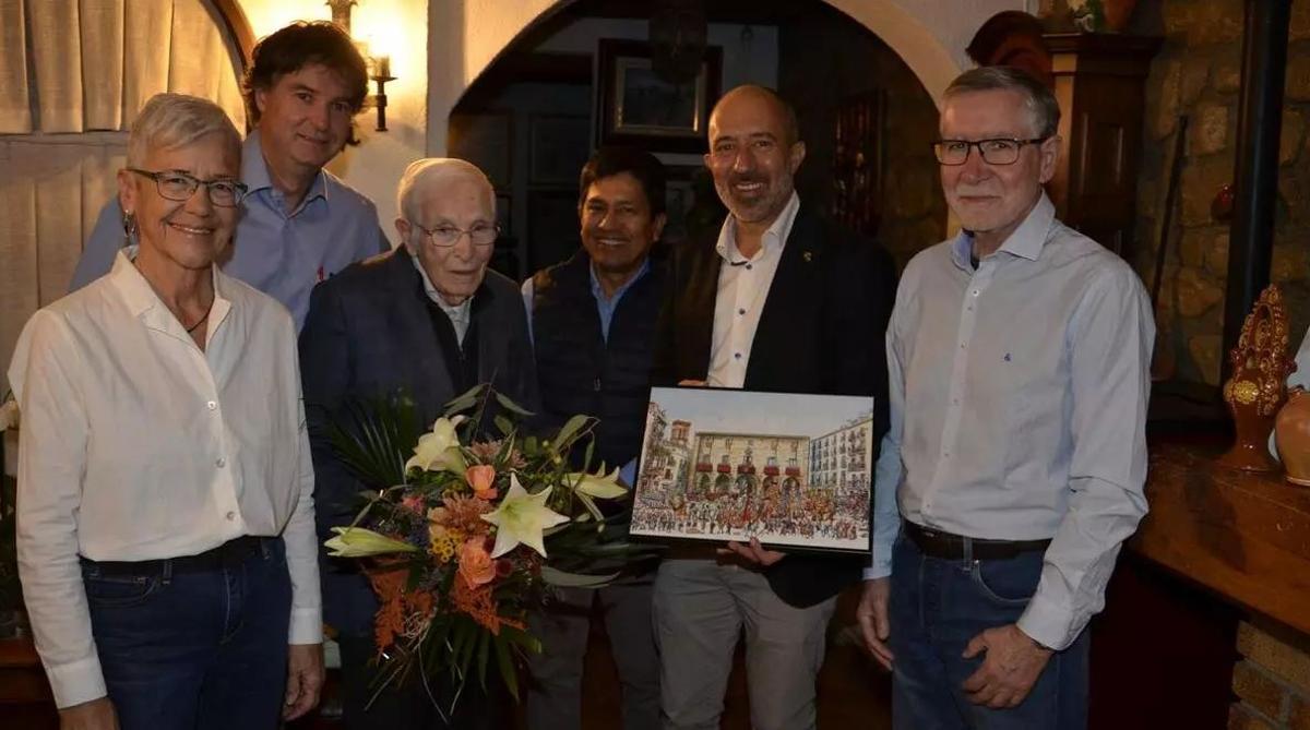 Lluís Grifell rebia a casa seva, a Viladordis, la felicitació de l'alcalde pel seu centenari, el passat octubre