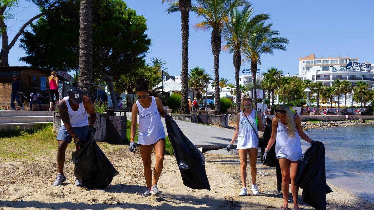 Limpieza en la bahía de Sant Antoni en ediciones anteriores
