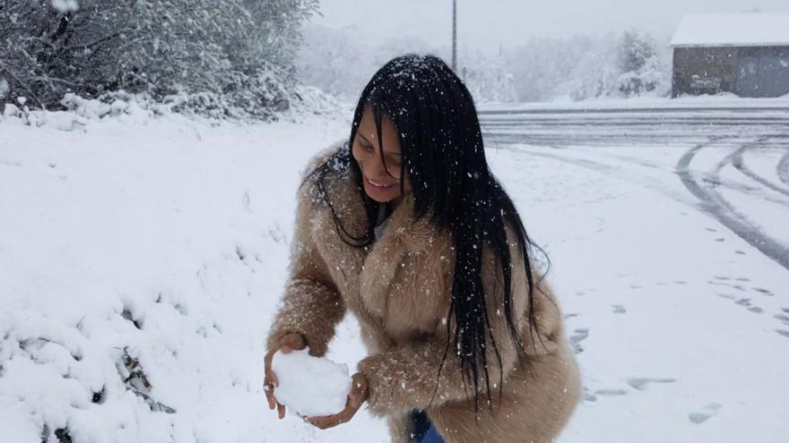 Una joven juega con la nieve en el Alto de Cabanelas, en Sabucedo, A Estrada.