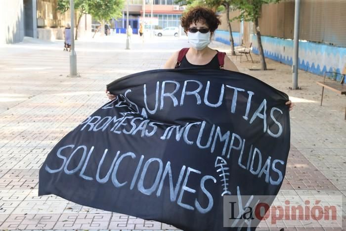 Protesta contra el estado del Mar Menor en la puerta de la Asamblea