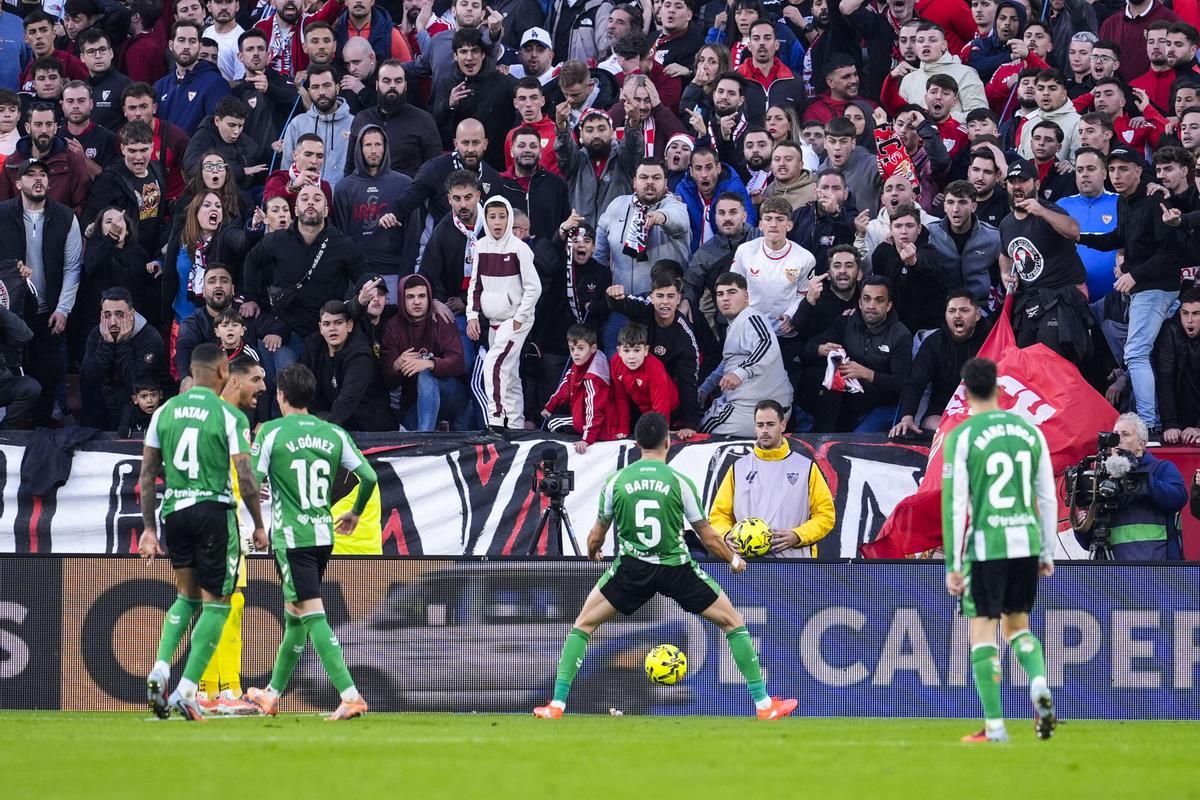 Marc Bartra of Real Betis gestures during the Spanish league, LaLiga EA Sports, football match played between Sevilla FC and Real Betis at Ramon Sanchez-Pizjuan stadium on November 30, 2025, in Sevilla, Spain. AFP7 30/11/2025 ONLY FOR USE IN SPAIN. Joaquin Corchero / AFP7 / Europa Press;2025;SPORT;ZSPORT;SOCCER;ZSOCCER;Sevilla FC v Real Betis - LaLiga EA Sports