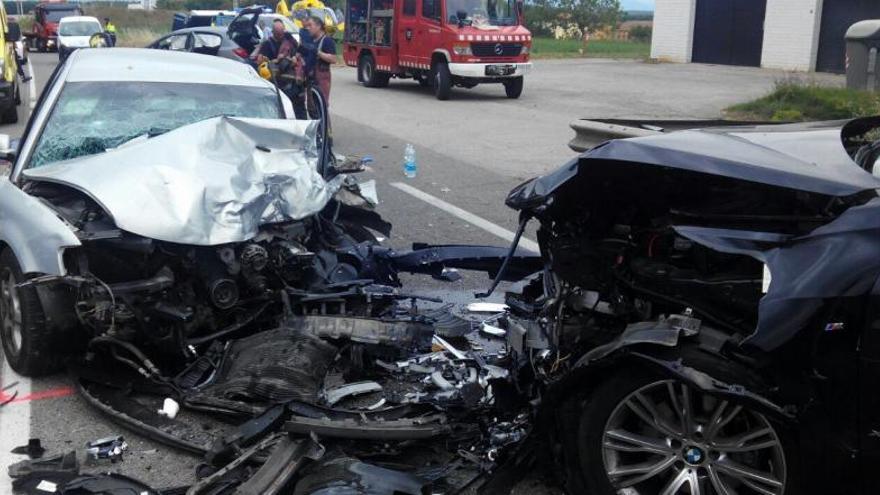 Els dos vehicles que van xocar frontalment a Flaçà aquest diumenge.