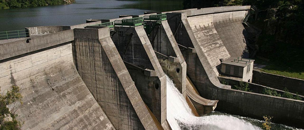 La presa de Rioseco, en la que se instalará la central hidroeléctrica. | Juan Plaza