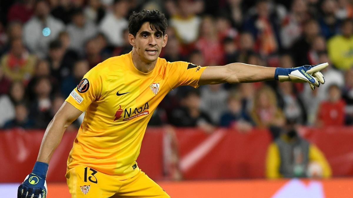 Bono durante un partido con el Sevilla en el Sánchez Pizjuán.