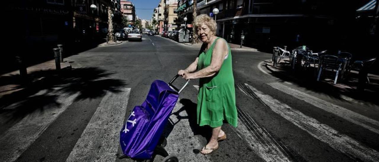 La afectada, de 92 años, tiene problemas de movilidad y usa un carrito de la compra para caminar