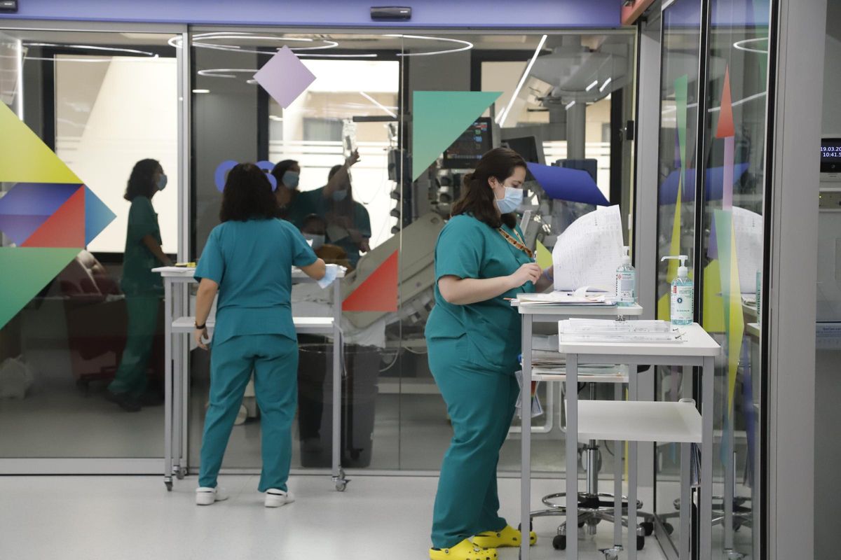 Profesionales sanitarias, en la UCI pediátrica del hospital Reina Sofía.