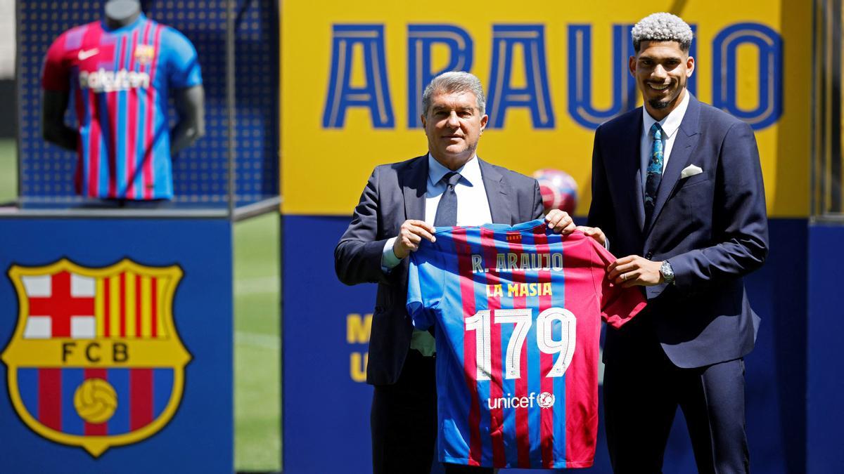 Laporta y Araujo con la camiseta que el club le identifica como canterano que ha debutado en el primer equipo.