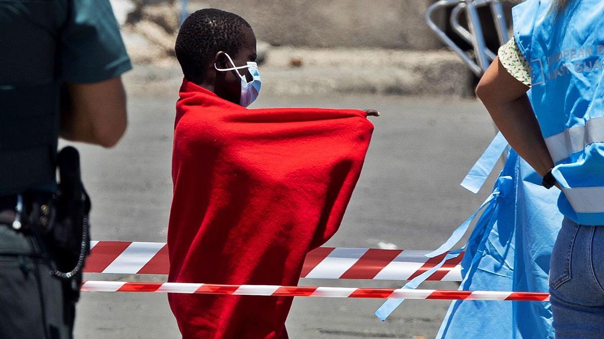 Un niño, a su llegada al muelle de Arguineguín el pasado viernes, tras ser rescatada la patera en la que viajaban 63 personas.