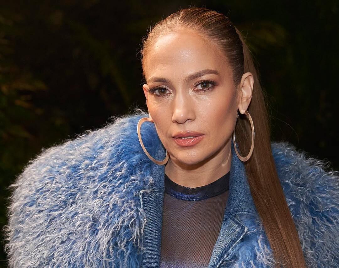 Jennifer Lopez con abrigo vaquero