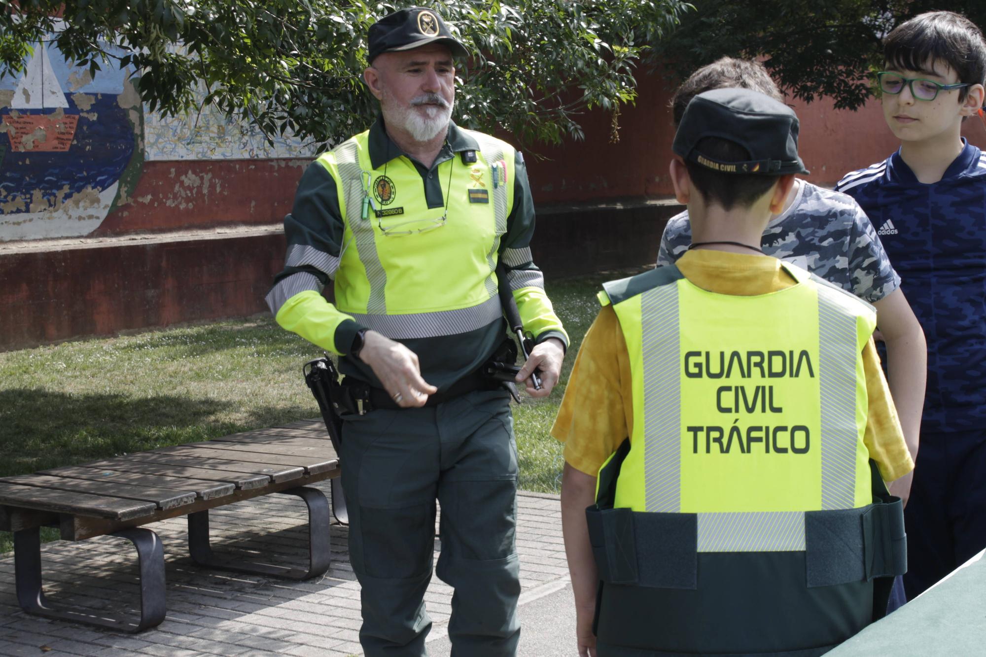 La visita de la Guardia Civil al colegio gijonés de Laviada, en imágenes