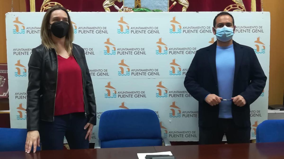 Virginia Bedmar y Jesús David Sánchez, instantes antes de la ruede de prensa en Puente Genil.