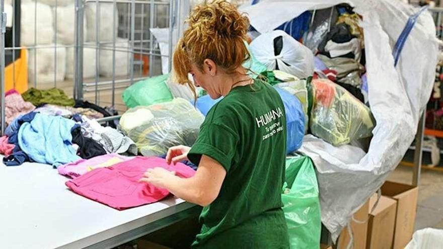 Una voluntaria de la ONG Humana recoge ropa. // S.A.