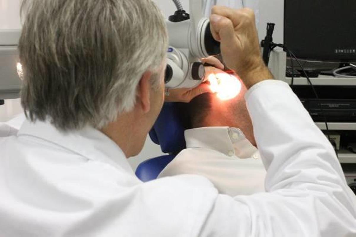 Un otorrino pasa consulta a un paciente en un hospital de la provincia