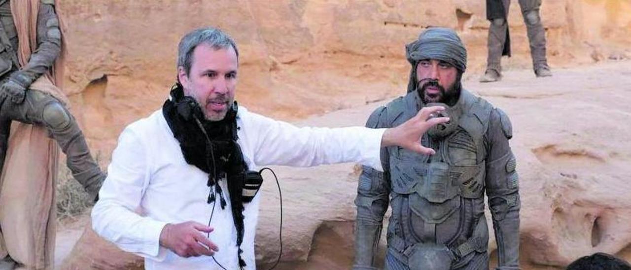 El director canadiense Denis Villeneuve, junto a Javier Bardem en el rodaje de Dune.