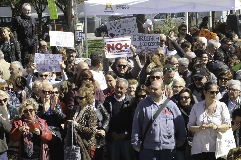 Tres generaciones llenan el parque de la Paz y acusan a los diferentes gobiernos de "olvidar" a los ciudadanos